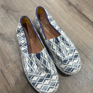 TOMS Women's Blue and White Slip-On Shoes Size 8.5